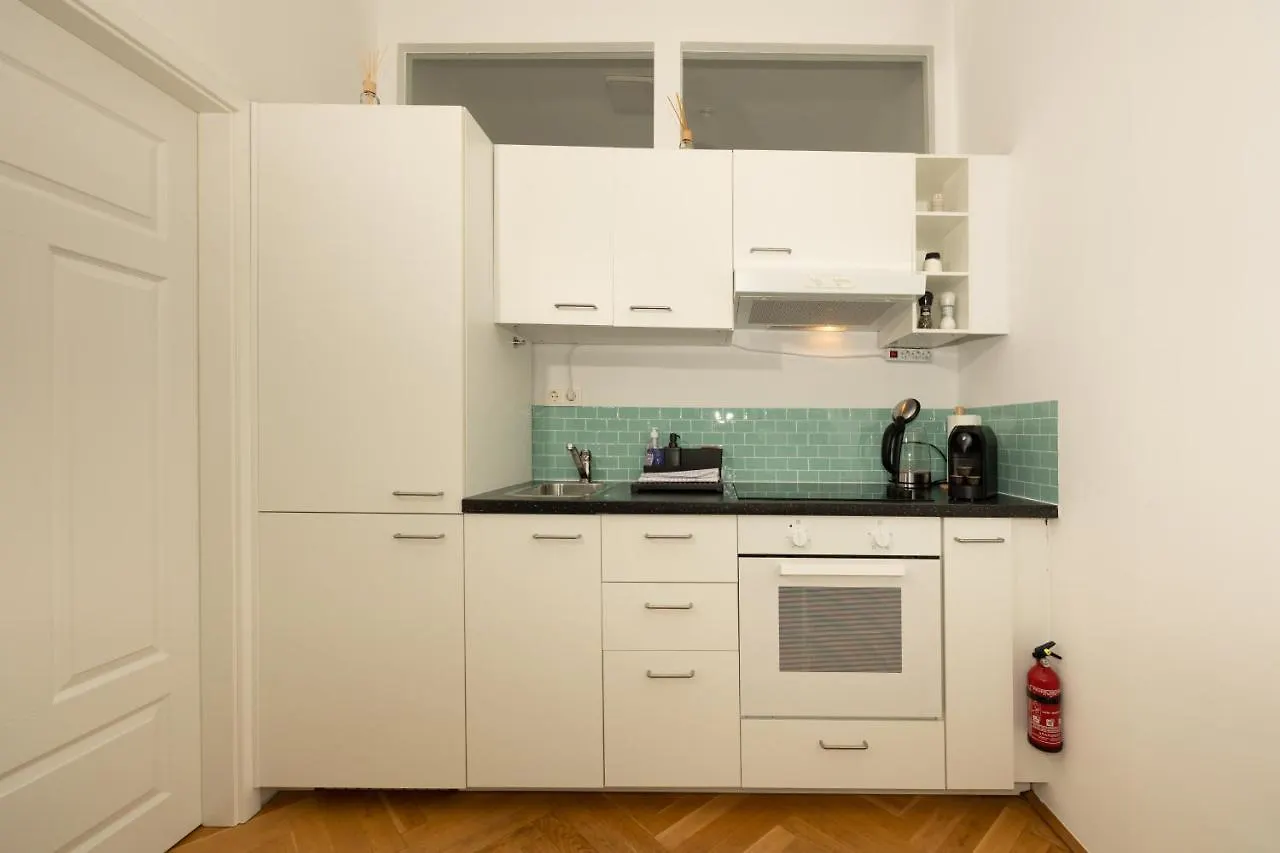 Delightful 1 Bedroom Near Schoenbrunn And Westbahnhof With Big Porch Viena Apartamento