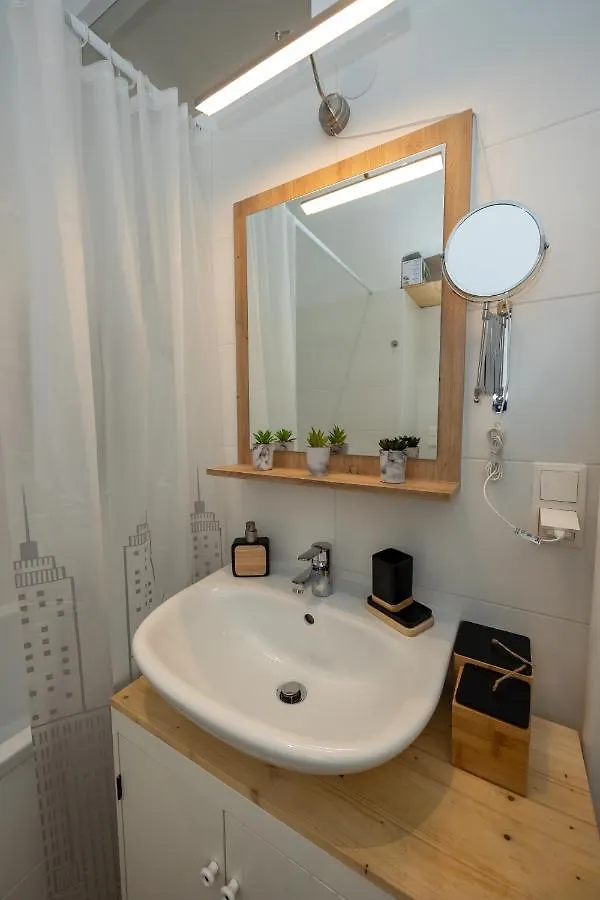 Delightful 1 Bedroom Near Schoenbrunn And Westbahnhof With Big Porch Viena Apartamento