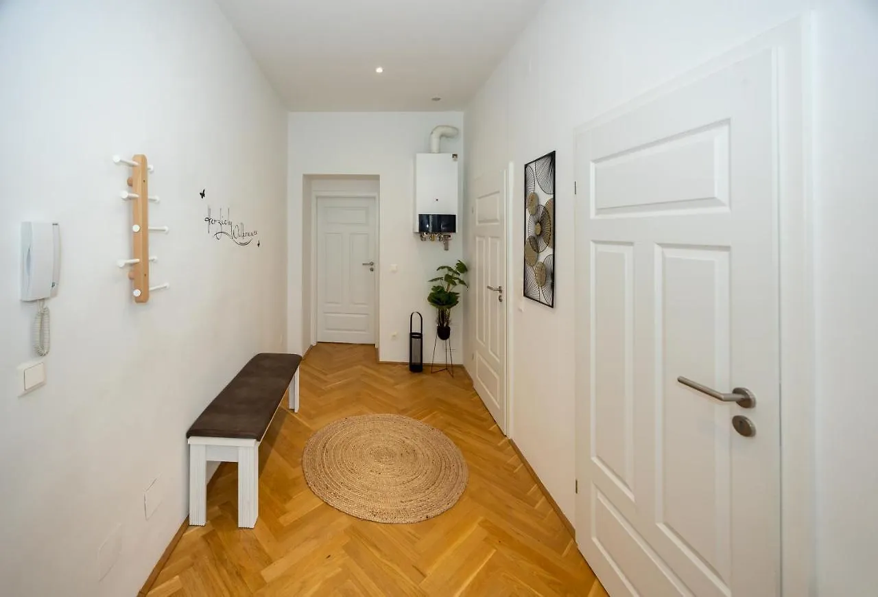 Delightful 1 Bedroom Near Schoenbrunn And Westbahnhof With Big Porch Viena Apartamento